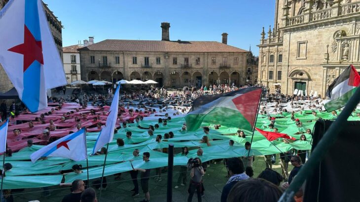 Na Praza da Quintana en Compostela con bandera palestina humana